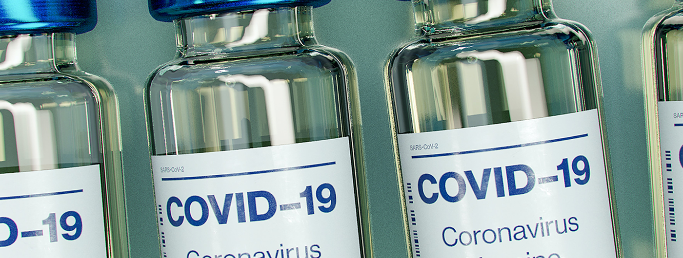 Zdjęcie przedstawiające butelki szczepionek covid